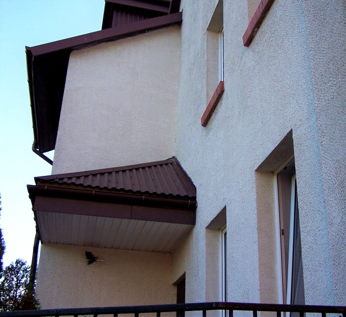 Dom z balkonem