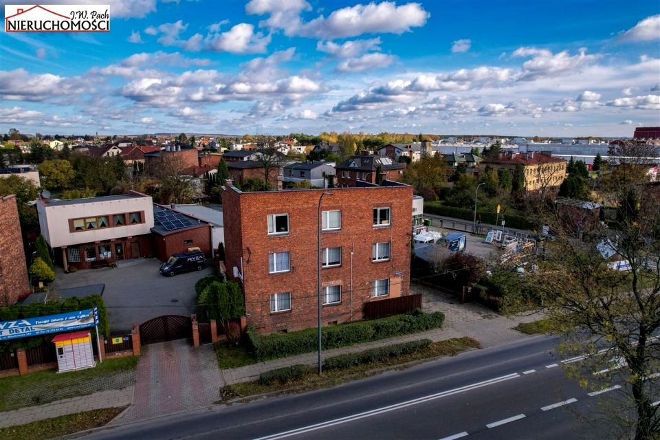 Dom z balkonem