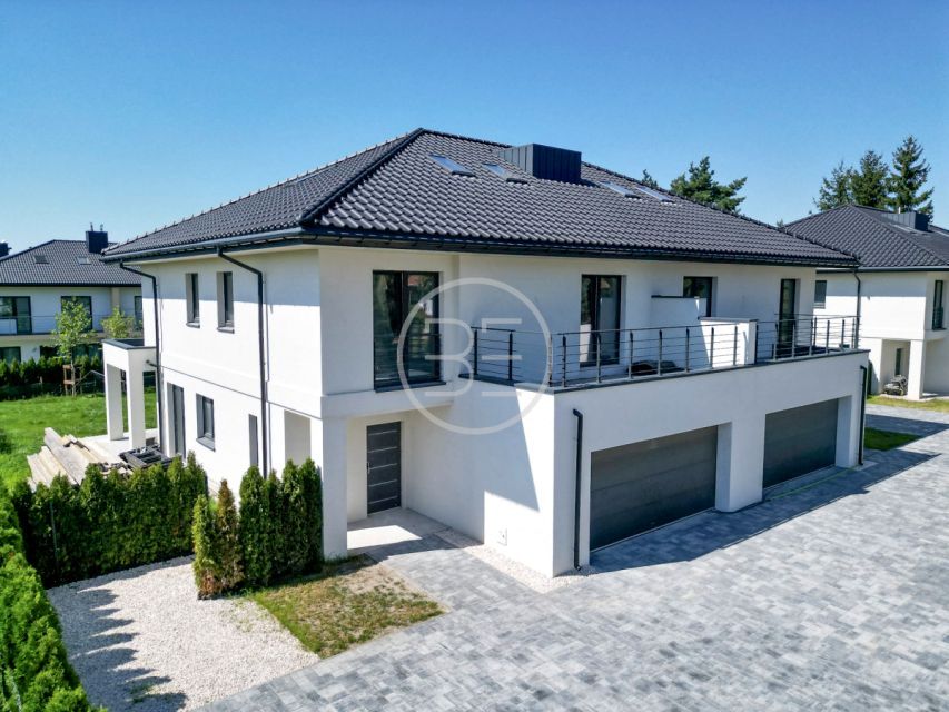 Dom z balkonem