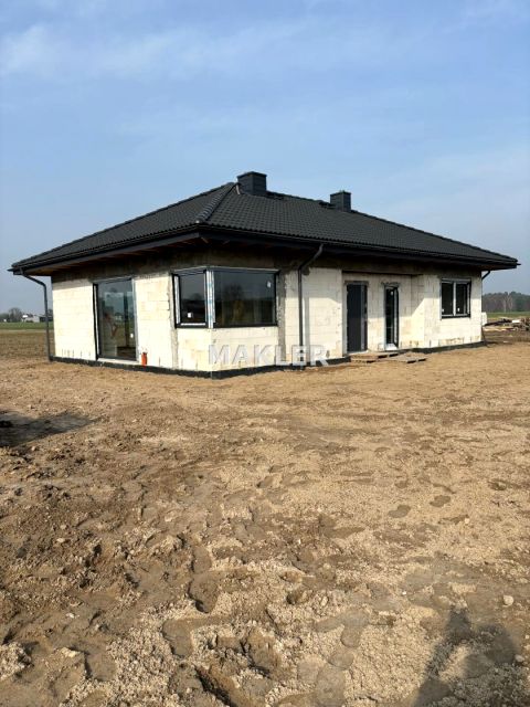 Dom z balkonem