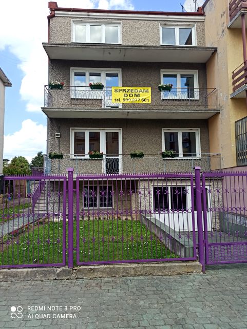 Dom z balkonem