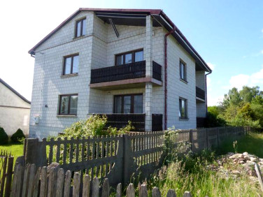 Dom z balkonem