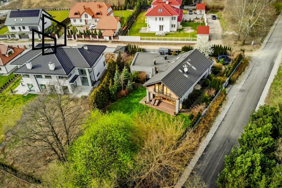Dom z balkonem