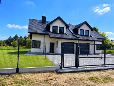 Dom z balkonem