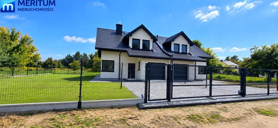 Dom z balkonem