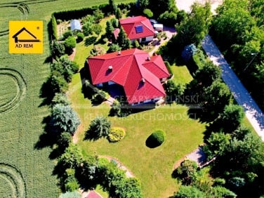 Dom z balkonem