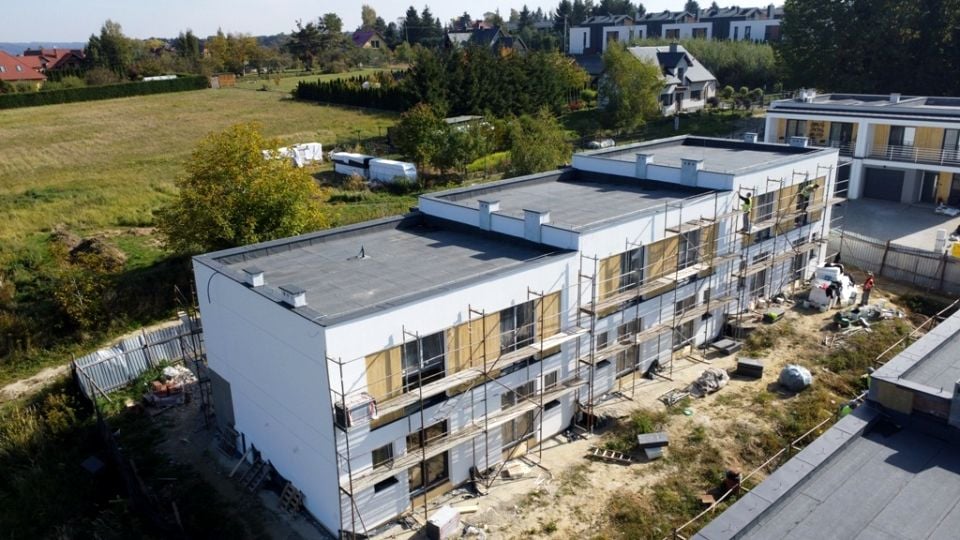 Dom z balkonem