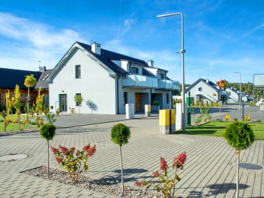 Dom z balkonem