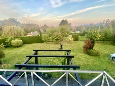 Dom z balkonem