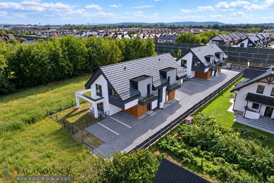 Dom z balkonem