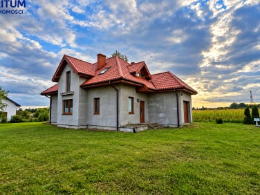 Dom z balkonem