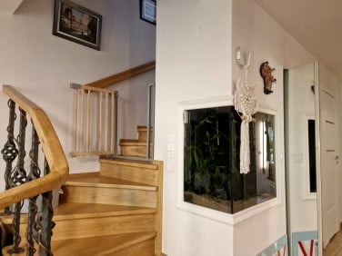 Dom z balkonem
