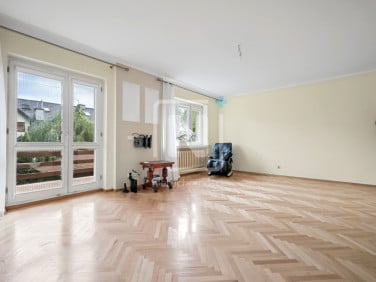 Dom z balkonem