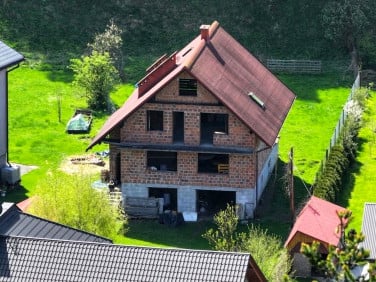 Dom z balkonem