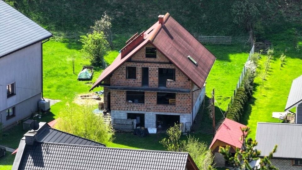 Dom z balkonem