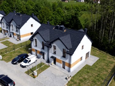 Dom z balkonem