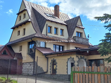 Dom z balkonem