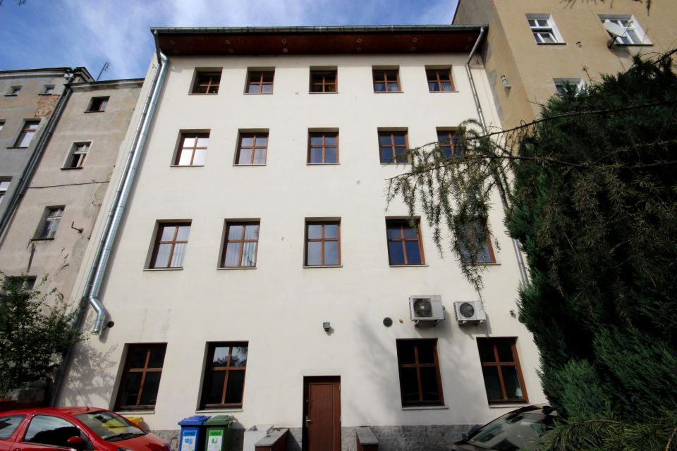 Dom z balkonem