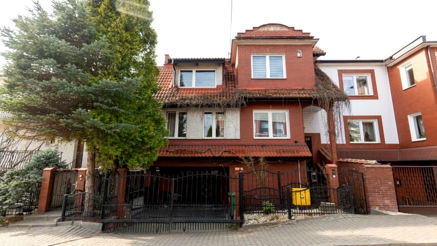 Dom z balkonem