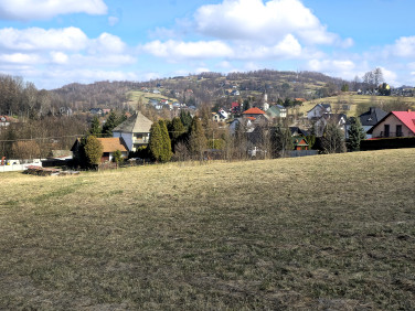 Dom z balkonem