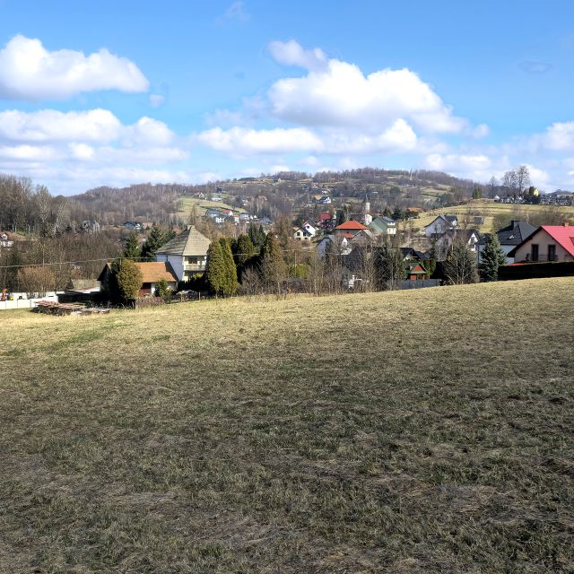 Dom z balkonem
