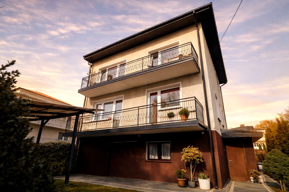 Dom z balkonem