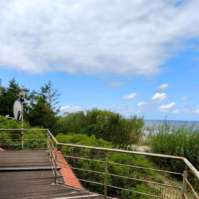 Dom z balkonem