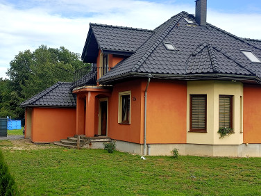 Dom z balkonem