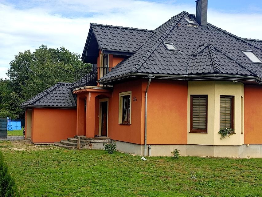 Dom z balkonem