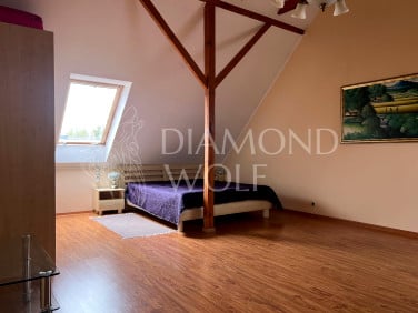 Dom z balkonem