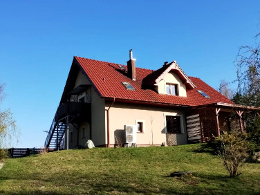 Dom z balkonem