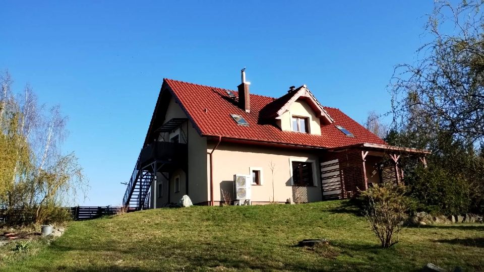 Dom z balkonem