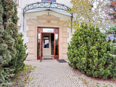 Dom z balkonem