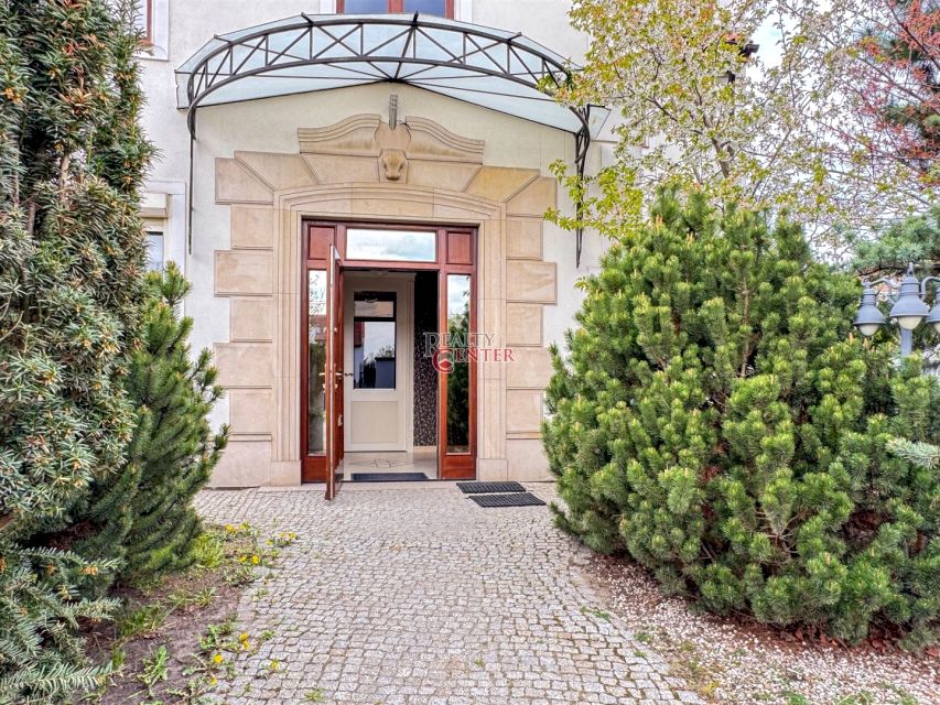 Dom z balkonem