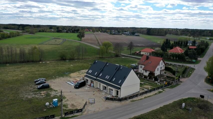Dom z balkonem