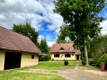 Dom z balkonem