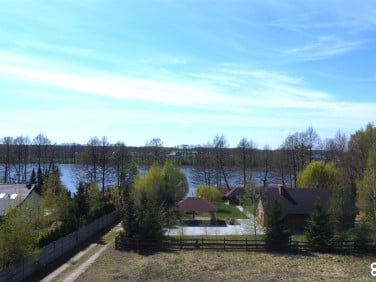 Działka nad jeziorem
