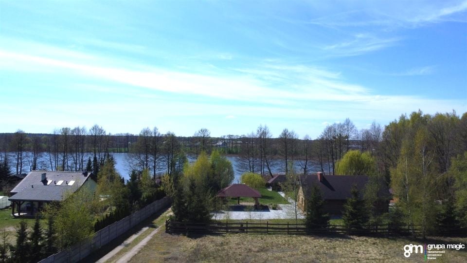 Działka nad jeziorem