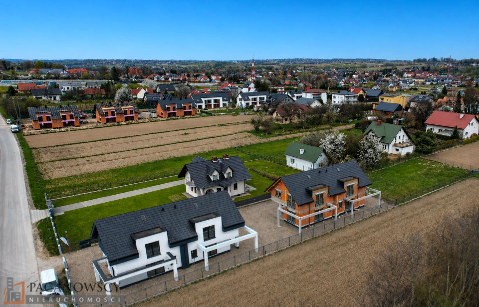Dom z balkonem
