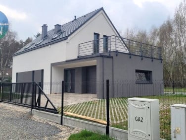 Dom z balkonem