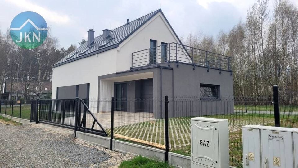 Dom z balkonem