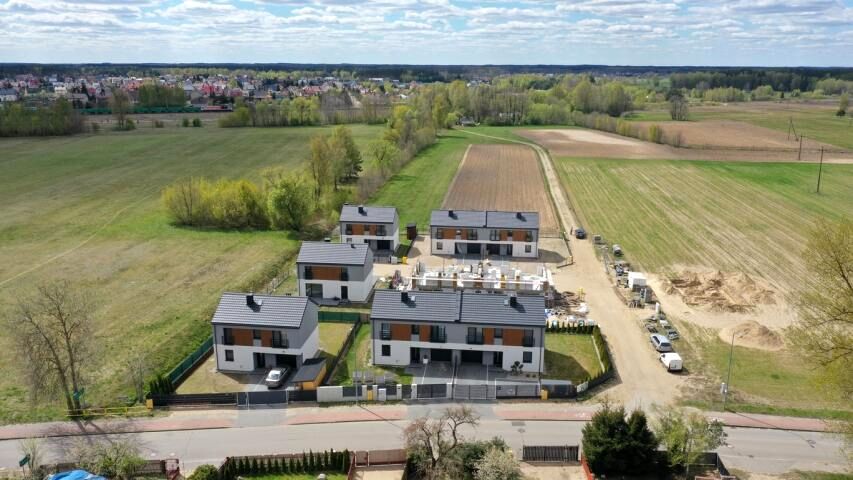 Dom z balkonem