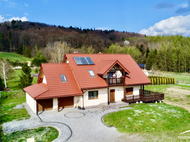 Dom z balkonem