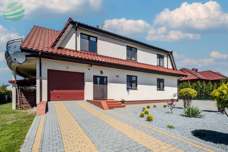 Dom z balkonem