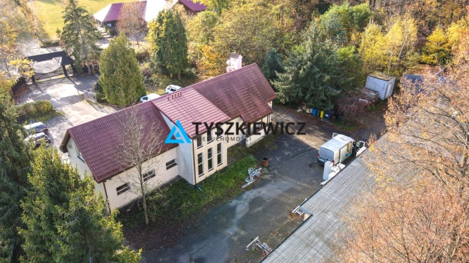 Magazyn przy lesie