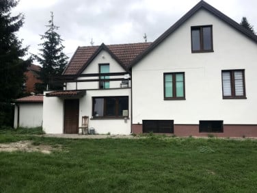 Dom z balkonem