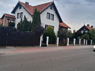 Dom z balkonem