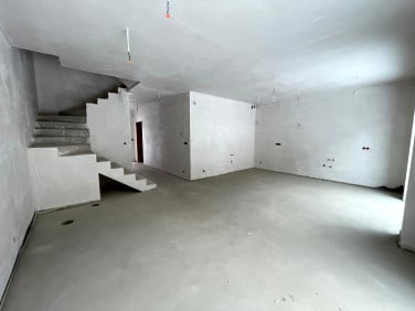 Dom z balkonem