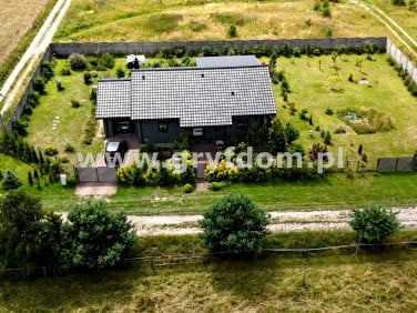 Dom z balkonem