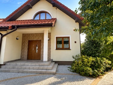 Dom z balkonem
